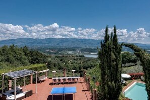 A terrace with outdoor seating, a pool, and a view of mountains and a lake. - Private Country House with swimming pool -Chianti (Cavriglia)