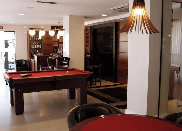 Bar (on property) - Modern Triple Room, Ideal for Guests Who Enjoy Both Comfort and Urban Energy (Paraná)