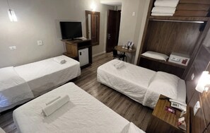 1 bedroom, free WiFi, bed sheets - Modern Triple Room, Ideal for Guests Who Enjoy Both Comfort and Urban Energy (Paraná)