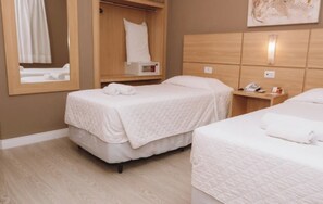 2 bedrooms, free WiFi, bed sheets - 2 Rooms, Triple Comfort in Downtown – Ideal for Friends or Big Families (Paraná)