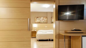 Tabla de planchar con plancha, wifi gratis y ropa de cama