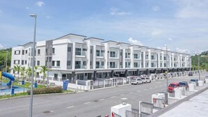 A modern hotel with a row of rooms, a parking area, and a playground. - Airport#F1#KLIA#Mitsui#Transit#INTI#NILAI#SepangF1 (Sepang)
