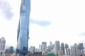 Un gratte-ciel moderne doté d’une façade élégante en verre réfléchissant.
