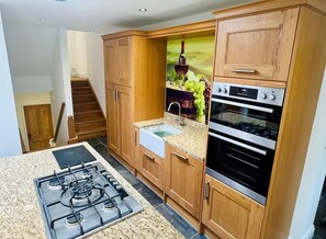 Fridge, microwave, oven, dishwasher - Coastal Haven Retreat in Eythorne (Dover)