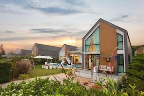 A modern two-story house with a swimming pool, outdoor furniture, and a well-maintained garden. - Relax Pool Villa Khaoyai (Pak Chong)