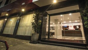 San Juan -hotellien ulkoasu on moderni, ja niissä on suuret ikkunat ja ruukuissa olevia kasveja.