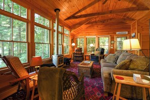 Smart TV, chimenea y libros 