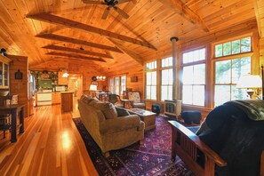 Smart TV, chimenea y libros 