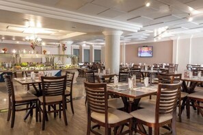Dining - Three Sleek Executive Couple Rooms in Central Hotel Perfect for Group Getaways (Paraná)