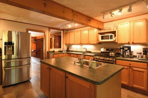 ثلاجة، ميكروويف، فرن، موقد طهي مسطح