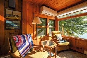 تلفزيون ذكي، مدفأة، كُتُب