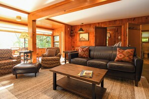 Älytelevisio, takka, kirjoja