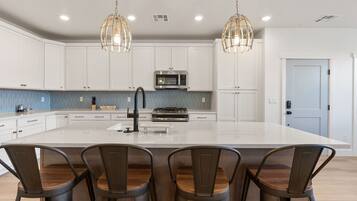 ثلاجة، ميكروويف، فرن، موقد طهي مسطح