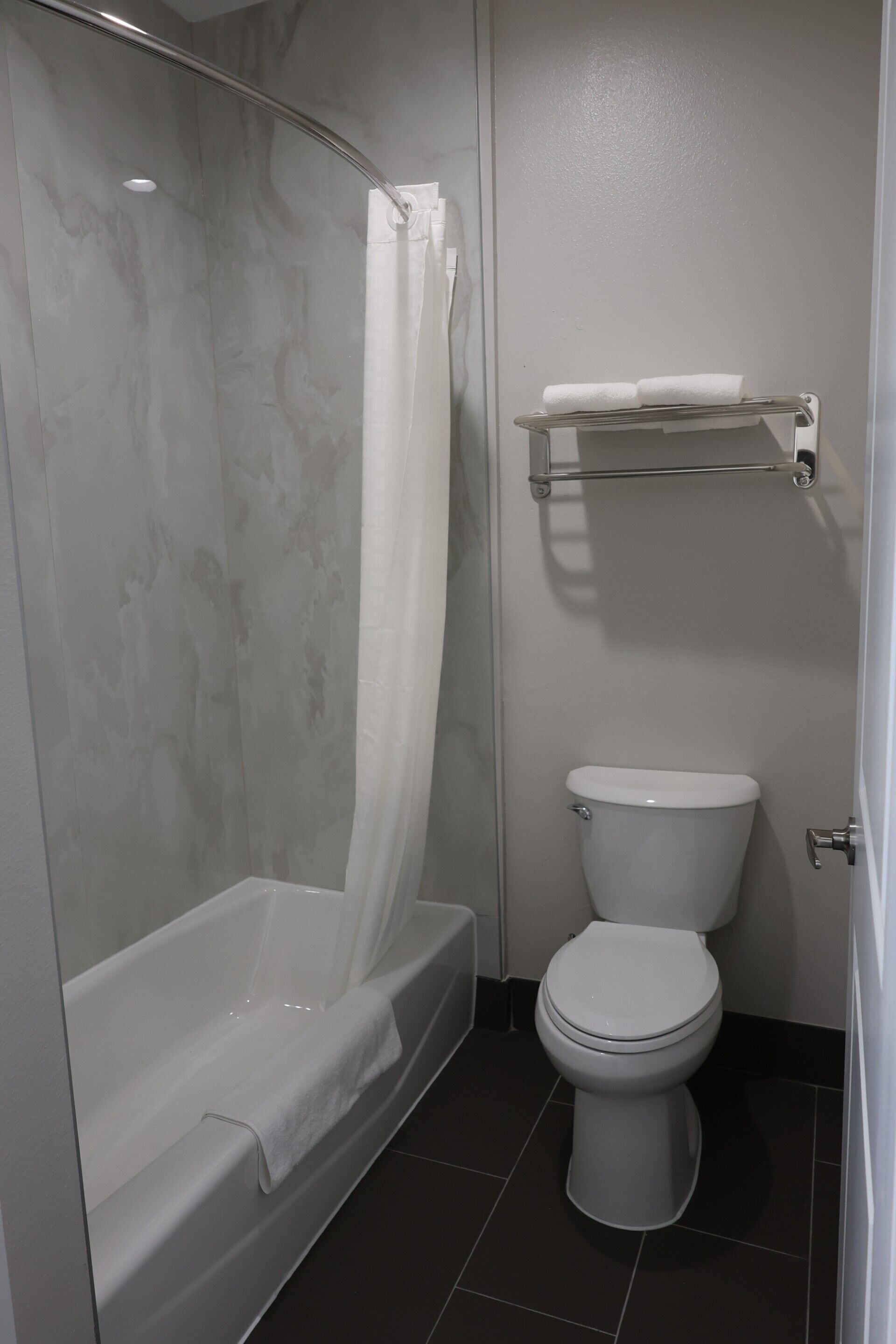 Bañera, toallas, jabón y champú