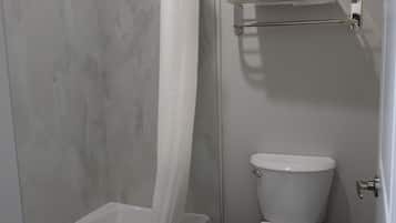 Banheira, toalhas de banho, sabonete, shampoo