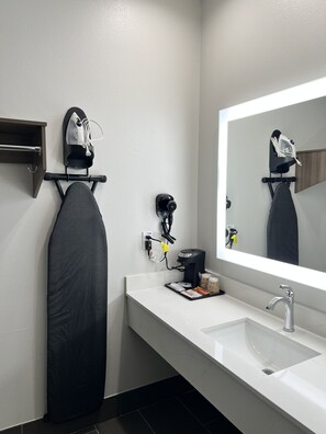 Bathtub, towels, soap, shampoo - Hotel Royale (Houston)