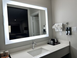 Tina, toallas, jabón, shampoo 