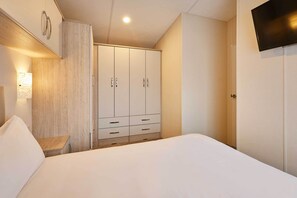 2 bedrooms, iron/ironing board, bed sheets