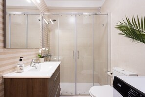 Shower, hair dryer, towels