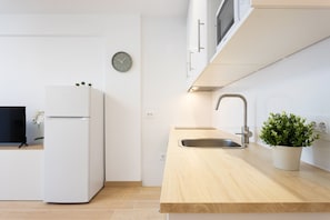 Fridge, microwave, oven, coffee/tea maker