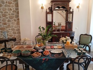 包含每日自助早餐