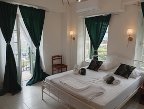 ห้องดีลักซ์ดับเบิล, ระเบียง, วิวท่าเรือ | ผ้าปูที่นอนฝ้ายอียิปต์, เครื่องนอนระดับพรีเมียม, มินิบาร์