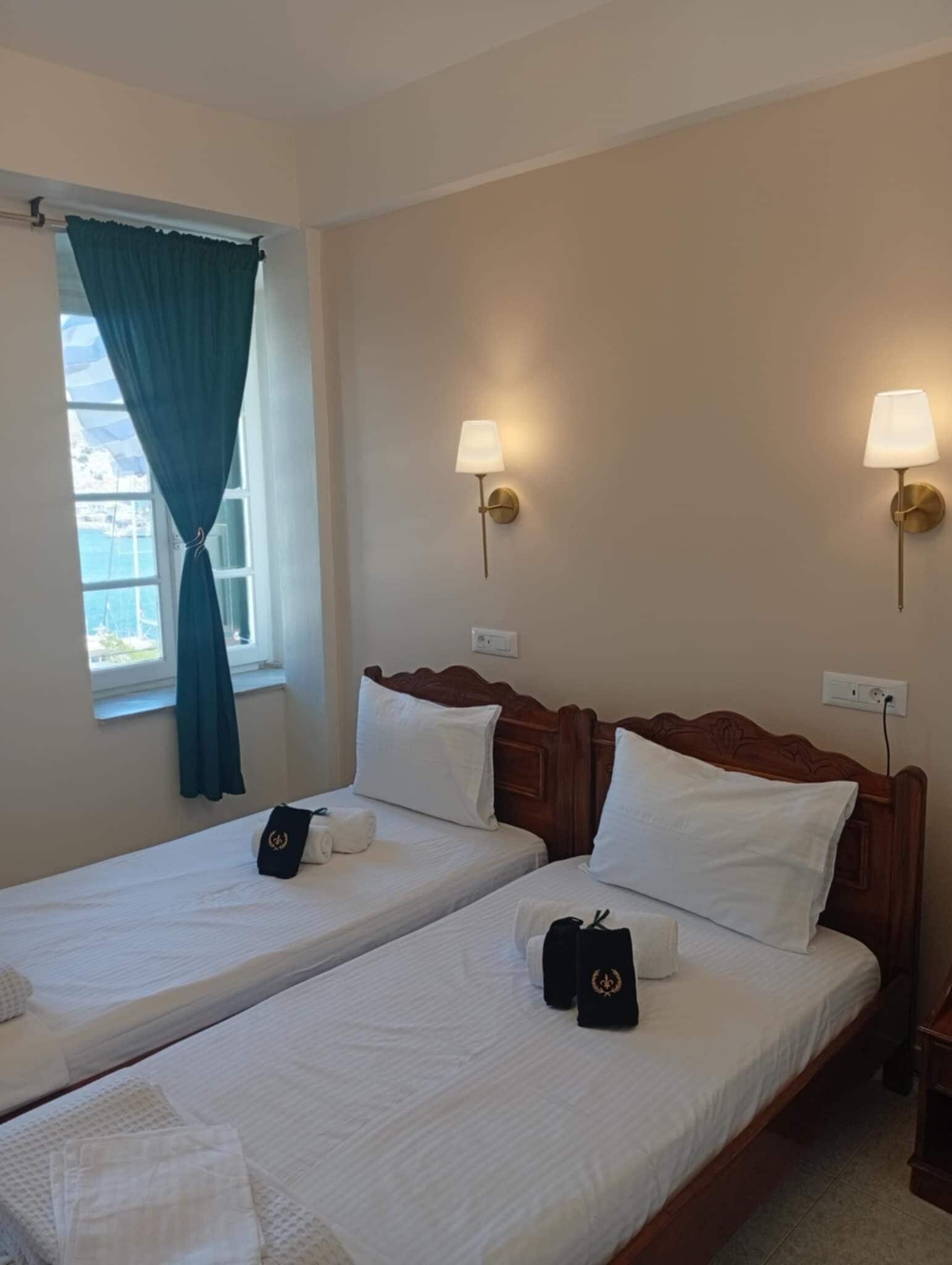 Klassieke kamer, 2 eenpersoonsbedden, uitzicht op zee | Lakens van Egyptisch katoen, luxe beddengoed, een minibar