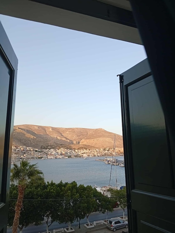 Klassieke kamer, 2 eenpersoonsbedden, uitzicht op zee | Lakens van Egyptisch katoen, luxe beddengoed, een minibar