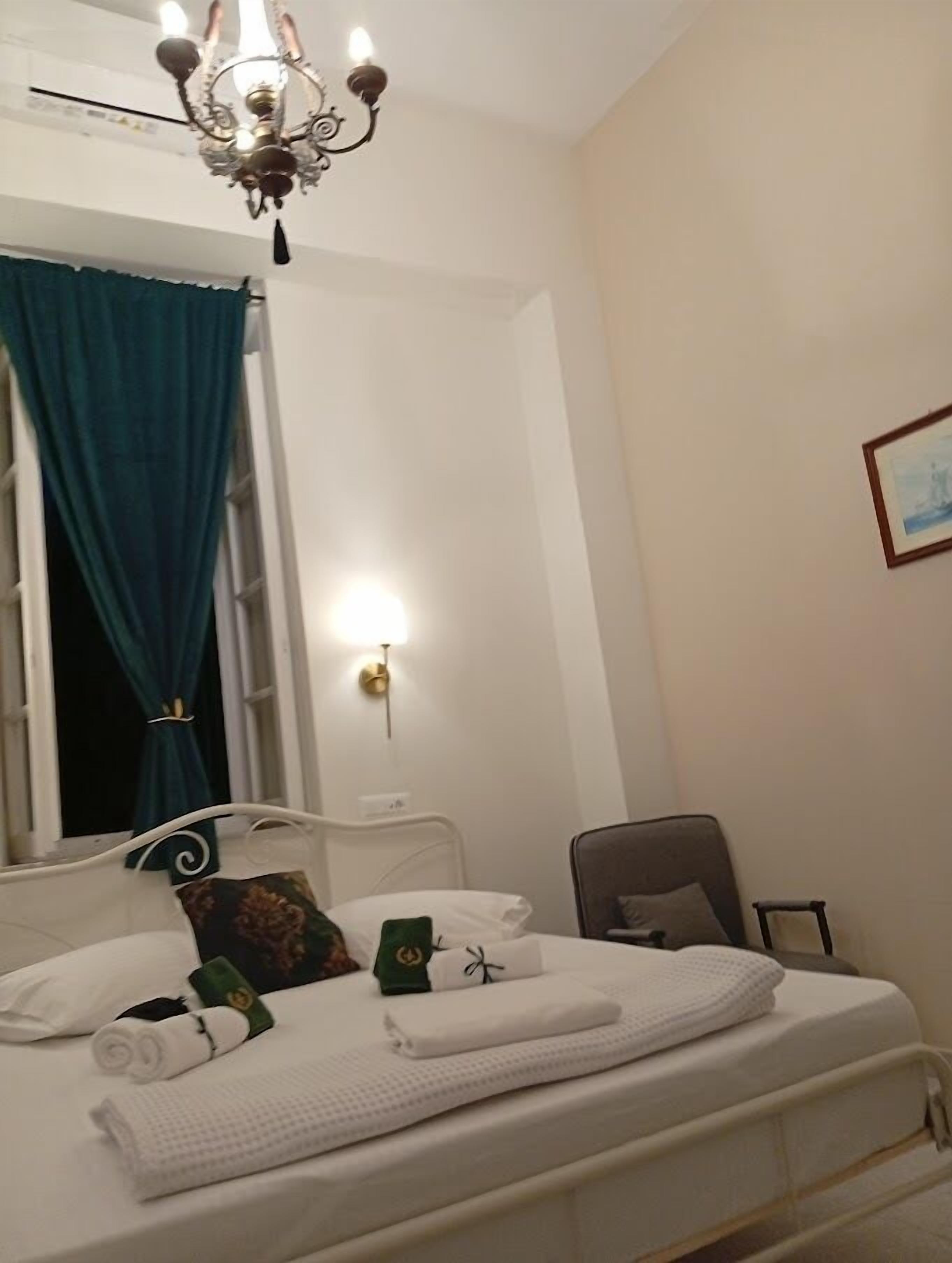 Comfort tweepersoonskamer, balkon, gedeeltelijk uitzicht op zee | Lakens van Egyptisch katoen, luxe beddengoed, een minibar