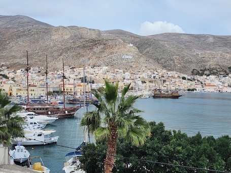 Sábanas de algodón egipcio, ropa de cama de alta calidad y minibar . Archontiko Hotel