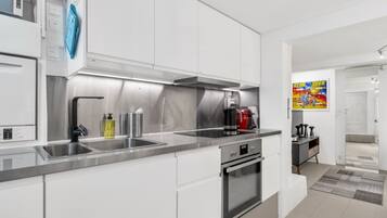 Kylskåp, ugn, spishäll och diskmaskin