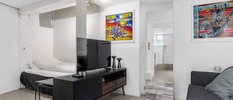 Desk, iron/ironing board, WiFi, bed sheets