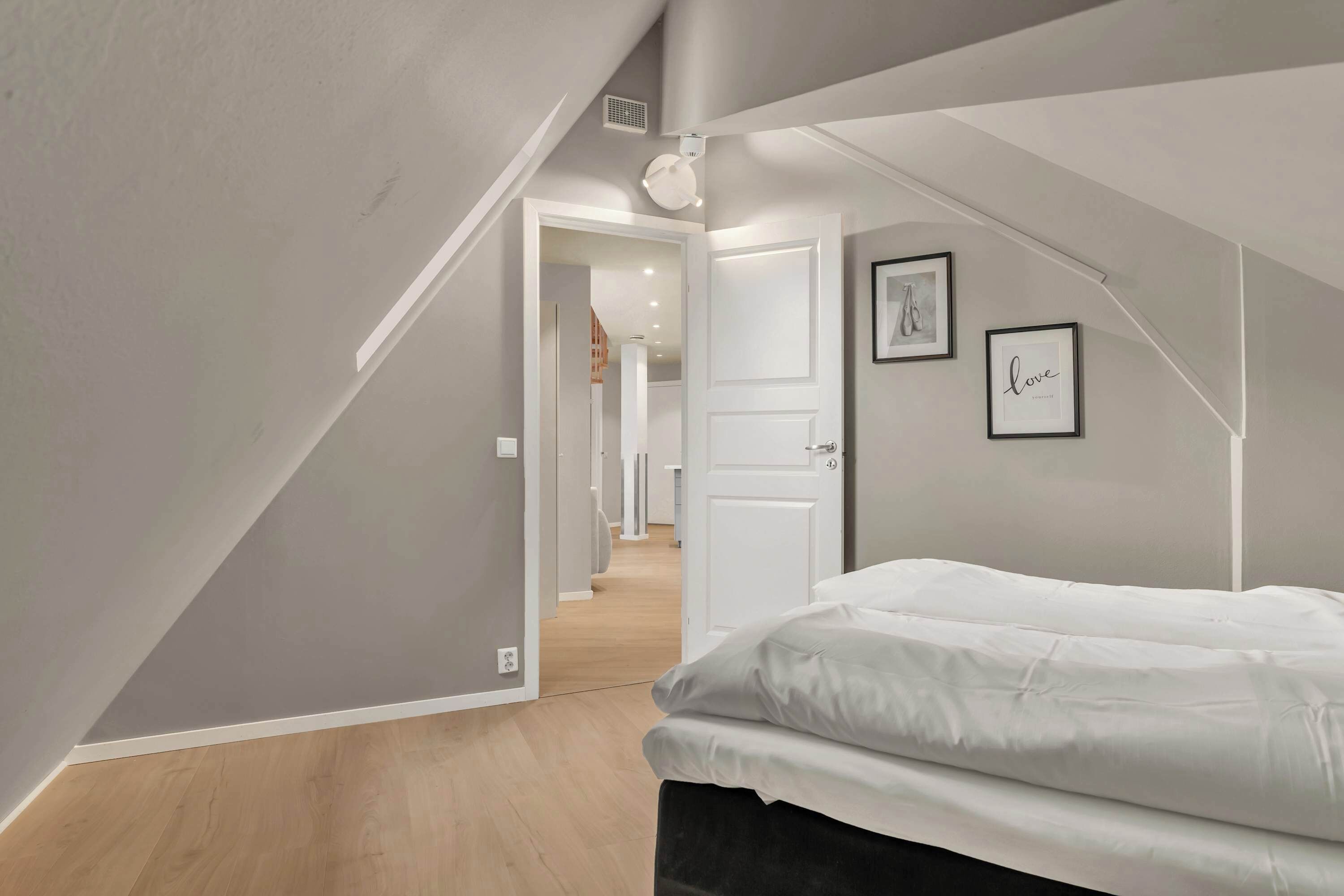 3 bedrooms, desk, WiFi, bed sheets