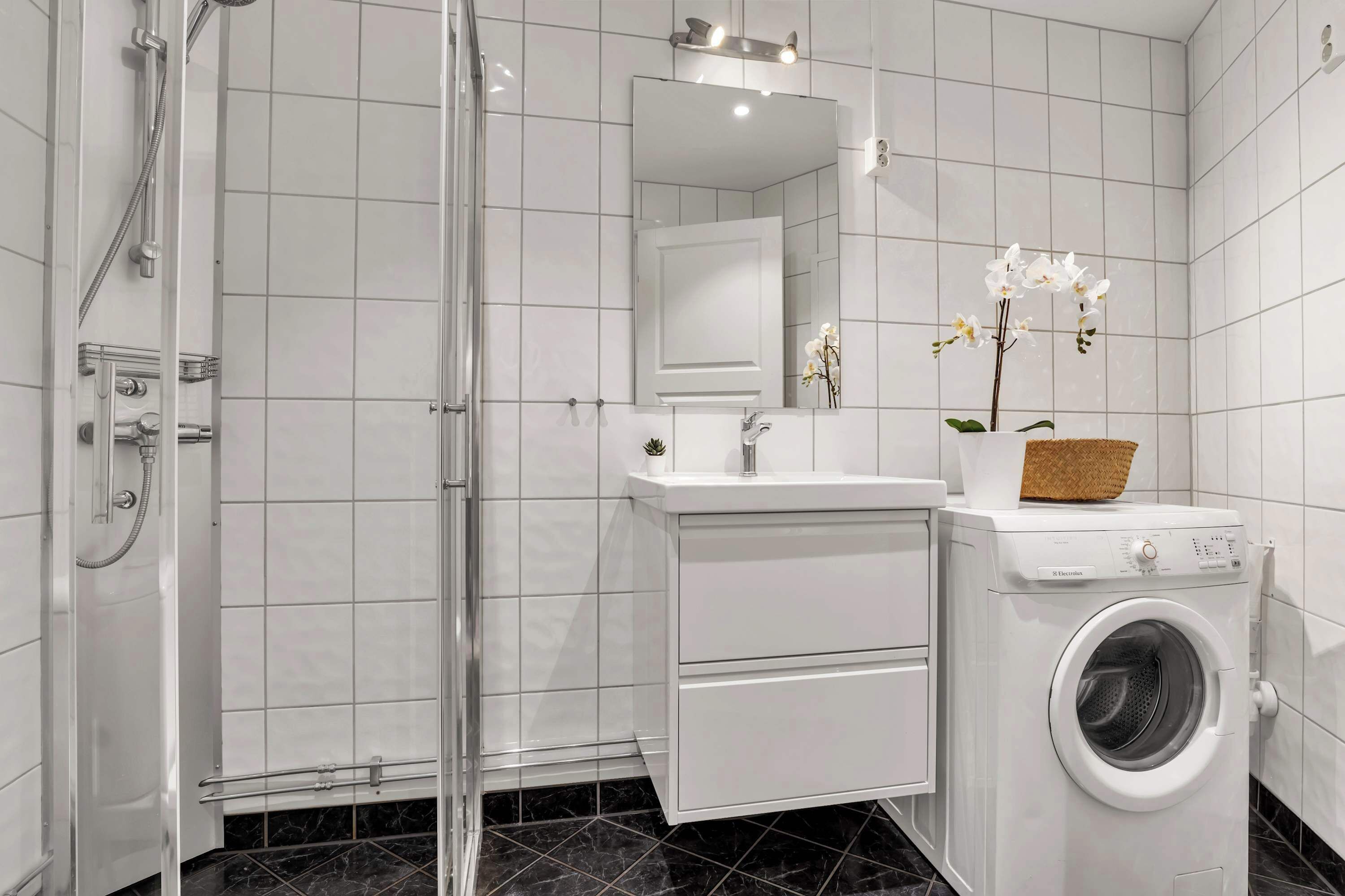 Douche, sèche-cheveux, serviettes fournies, shampoing