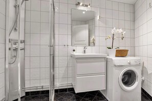 Een douche, een haardroger, handdoeken, shampoo