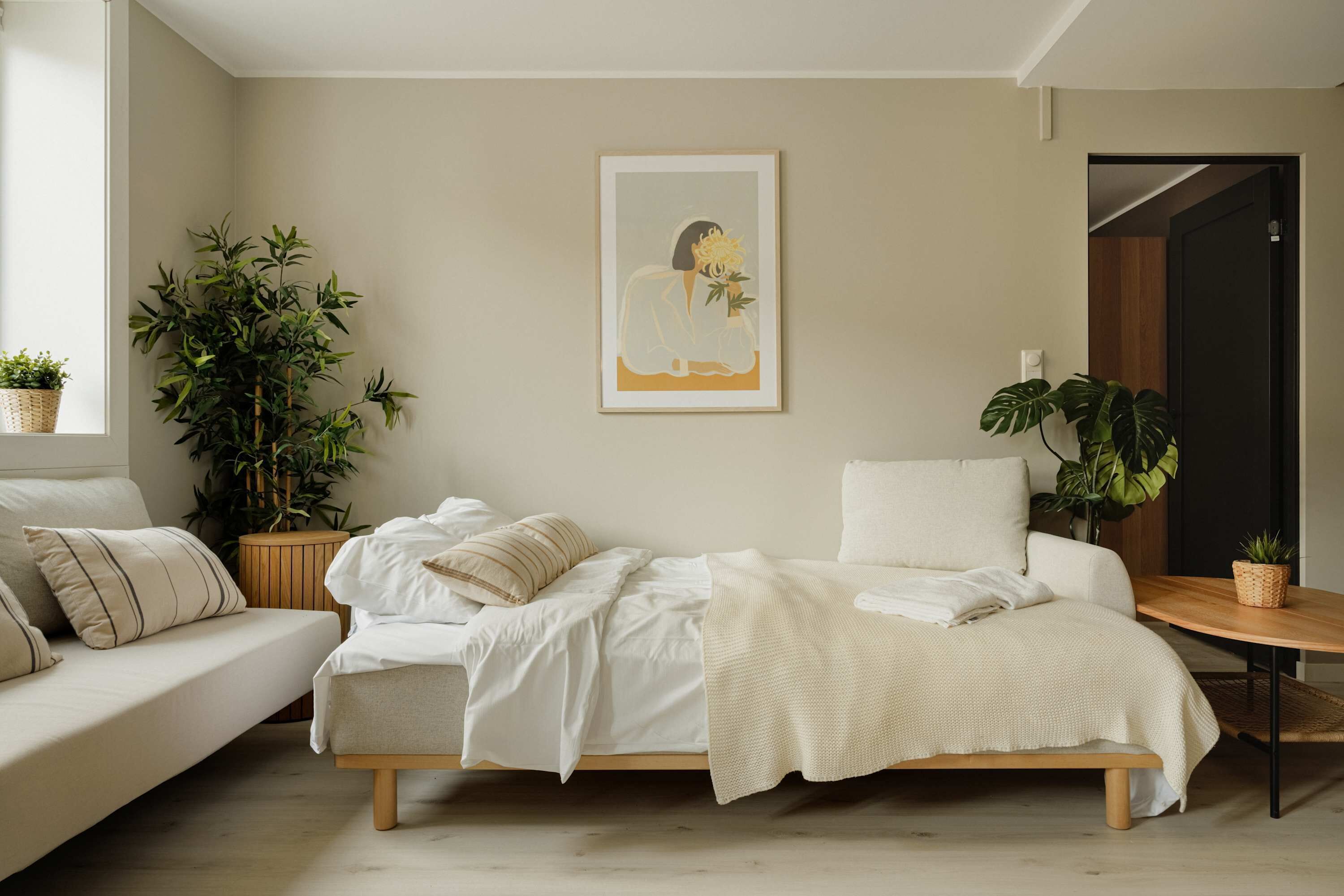 3 soverom, skrivebord, strykejern/-brett og reiseseng for barn