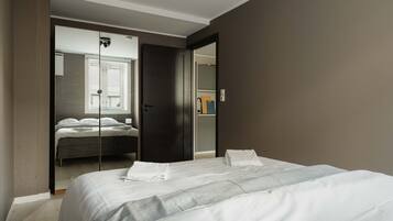 3 soverom, skrivebord, strykejern/-brett og reiseseng for barn