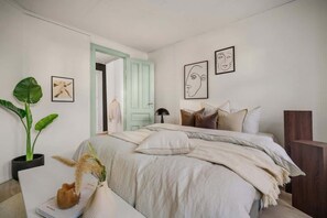 2 habitaciones, escritorio y tabla de planchar con plancha 