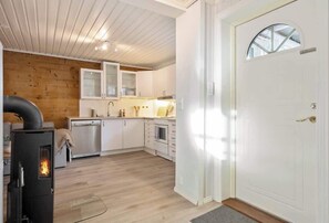 Fridge, oven, stovetop, dishwasher - Free Parking 2BR City Center - MS1 (Bergen)