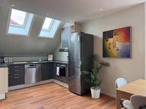 Fridge, oven, stovetop, dishwasher