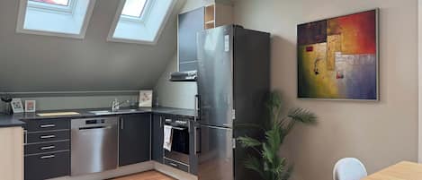 Kjøleskap, ovn, kokeplater og oppvaskmaskin