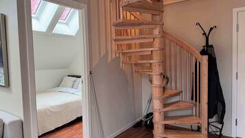 4 dormitorios, escritorio, tabla de planchar con plancha y cuna de viaje