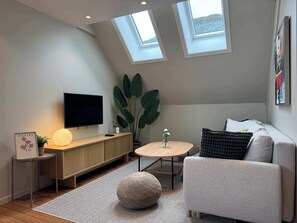 Una televisión, una oficina