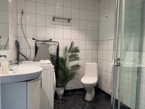 Shower, hair dryer, towels - 306SB10 - 4BR Family Stay (Bergen)