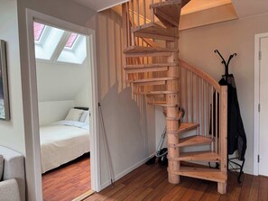 4 dormitorios, escritorio, tabla de planchar con plancha y cuna de viaje