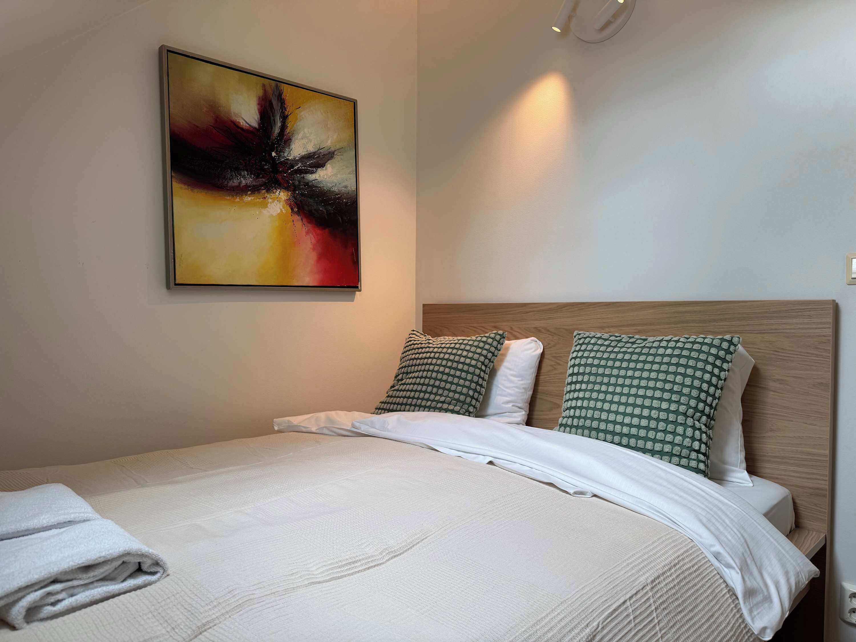 4 bedrooms, desk, iron/ironing board, travel crib