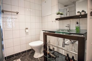 Een douche, een haardroger, handdoeken