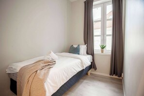 Tabla de planchar con plancha, wifi, ropa de cama