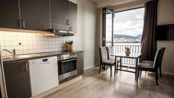 Fridge, oven, stovetop, dishwasher