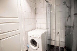 Doccia, asciugacapelli, asciugamani, shampoo